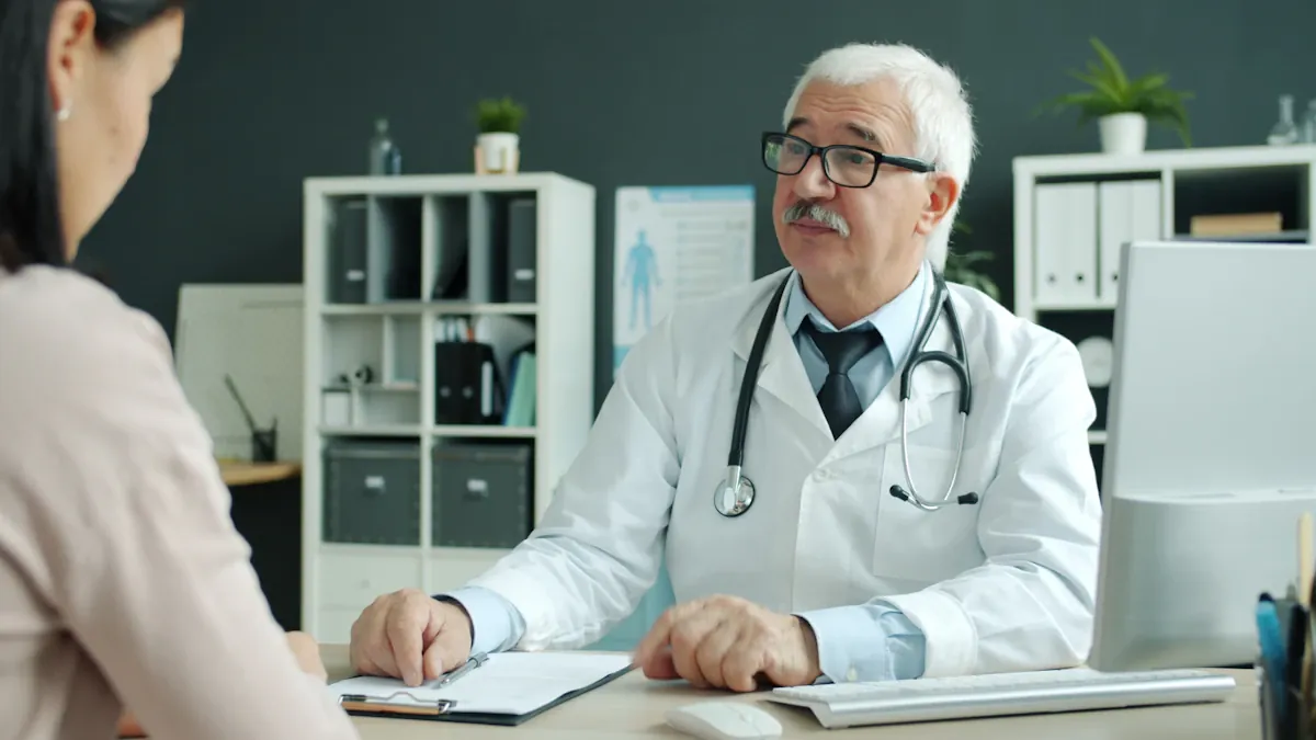 Arzt und Patientin beim Erstgespräch – lokale Google-Sichtbarkeit entscheidet darüber, ob dieser Kontakt überhaupt entsteht