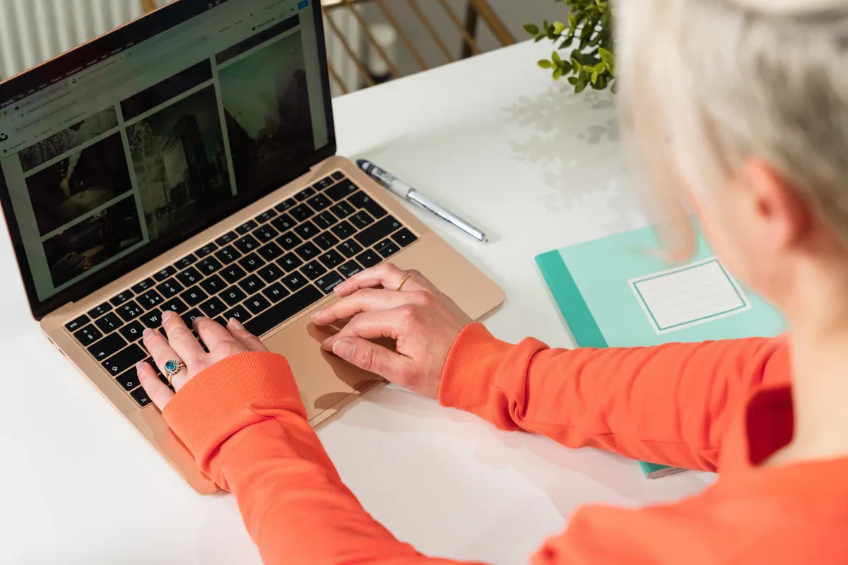 Person arbeitet selbstständig am Laptop an einer Website – schnell aufgebaut, aber technisch oft zu schwach für lokales SEO