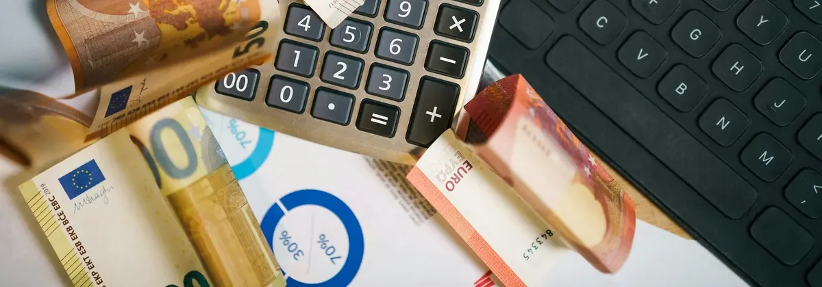 Euro-Banknoten, Taschenrechner und Prozentwerte auf einem Auszug – die Förderhöhe des DIGI-Zuschuss Hessen 2026 im Überblick