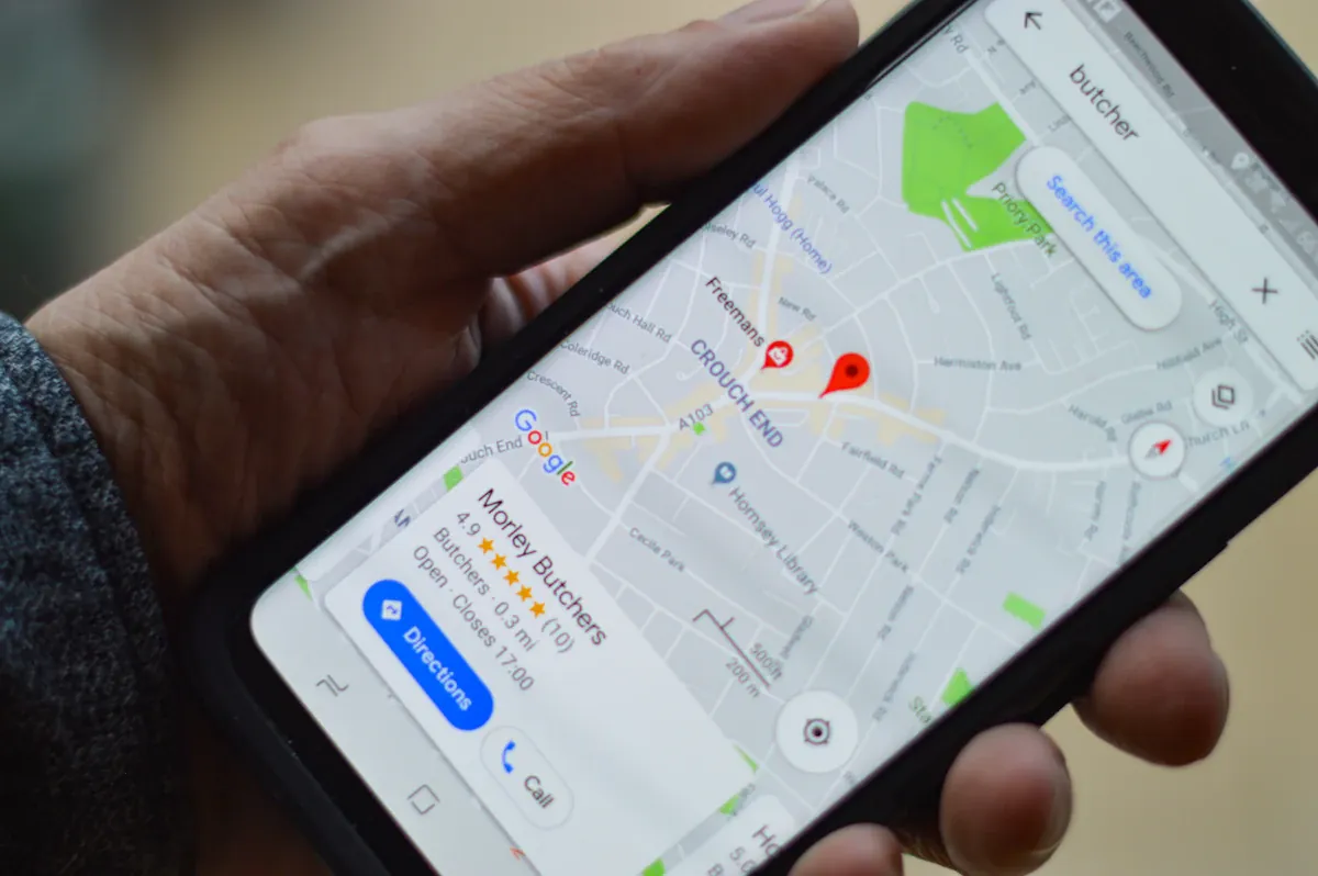 Person hält Smartphone mit Karte und lokalen Suchergebnissen – so finden Kunden heute Handwerksbetriebe in ihrer Nähe