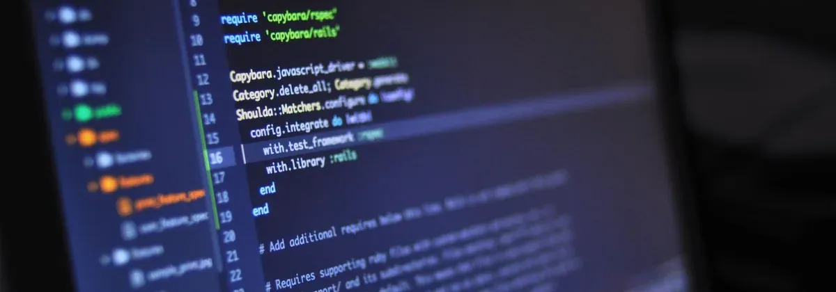 Quellcode auf einem dunklen Bildschirm – mit technischer Optimierung lässt sich die Website Ladezeit deutlich verbessern